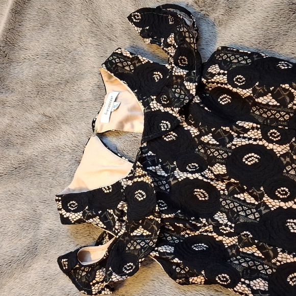 Lace Cold Shoulder Romper - Picture 6 of 9